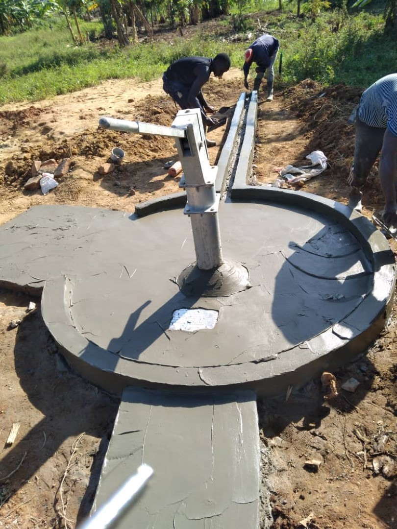Sauberes Trinkwasser aus dem neuen Brunnen für das Dorf