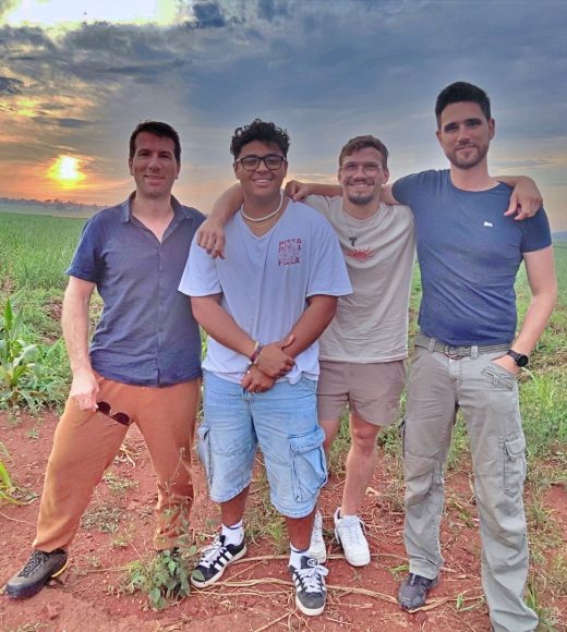 Helfer und Kinder beim Projekt in Uganda