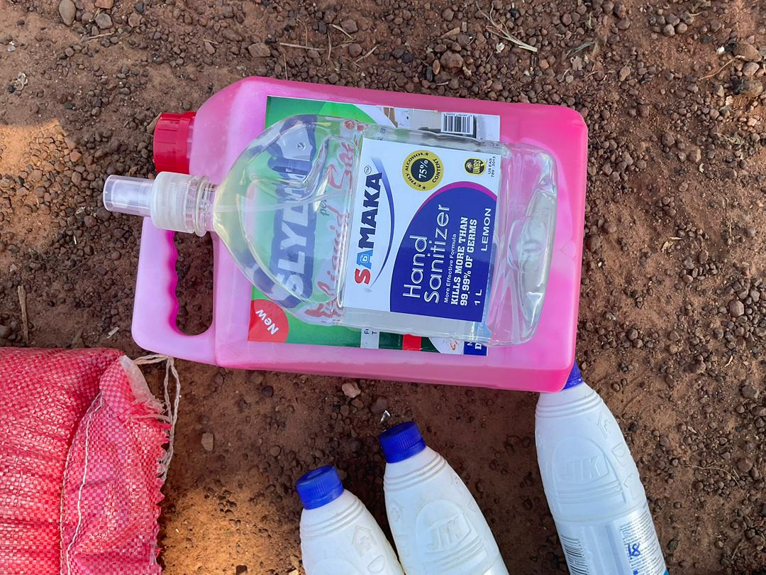 Kinder desinfizieren sich an der Hygiene-Station die Hände