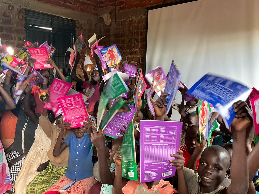 Händedesinfektion der Schulkinder als Teil der Ebola-Vorsorge
