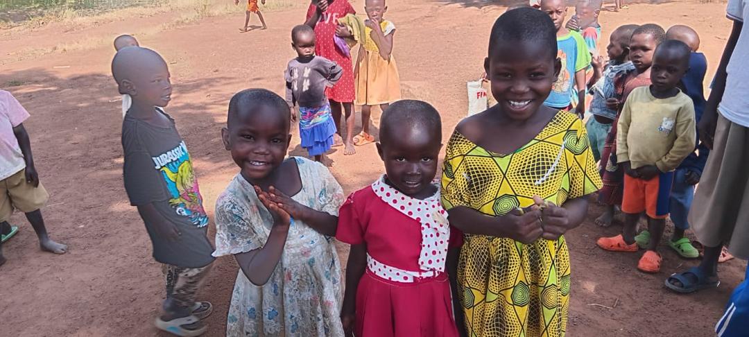 Fröhliche Kinder auf dem Dorfweg in Uganda