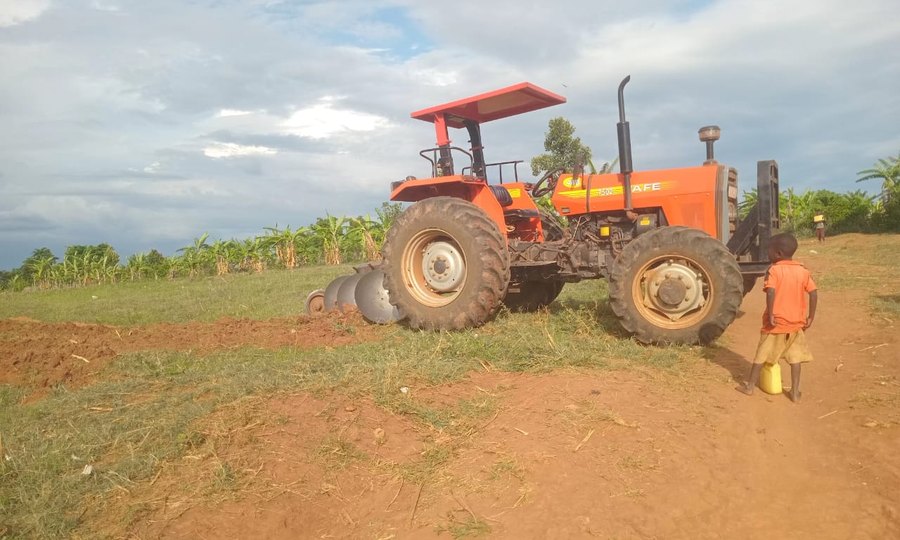 Ein Traktor pflügt das Feld für den Mais