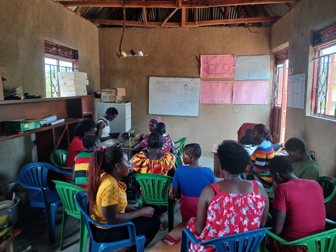 Theorie-Runde: die Frauen lernen am Whiteboard Lesen und Verstehen von Schnittmustern