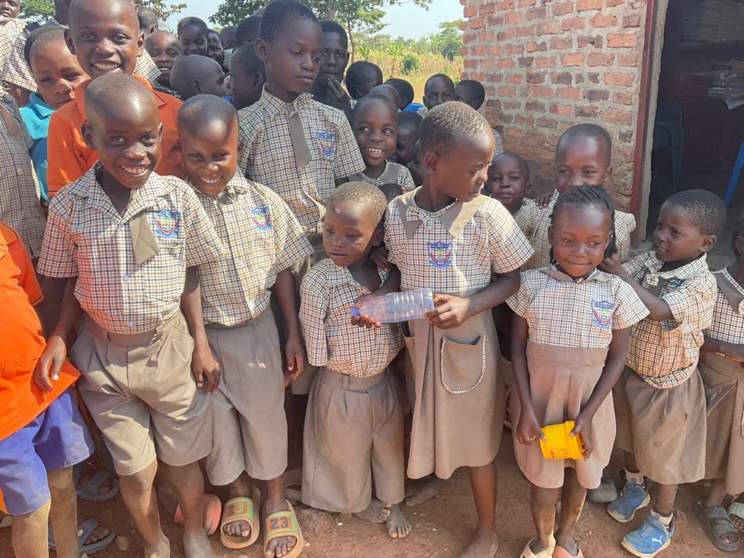 Schulkinder in Uniform stehen vor dem Klassenzimmer