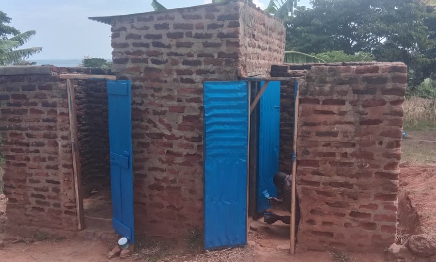 Neue blaue Türen an den Toiletten