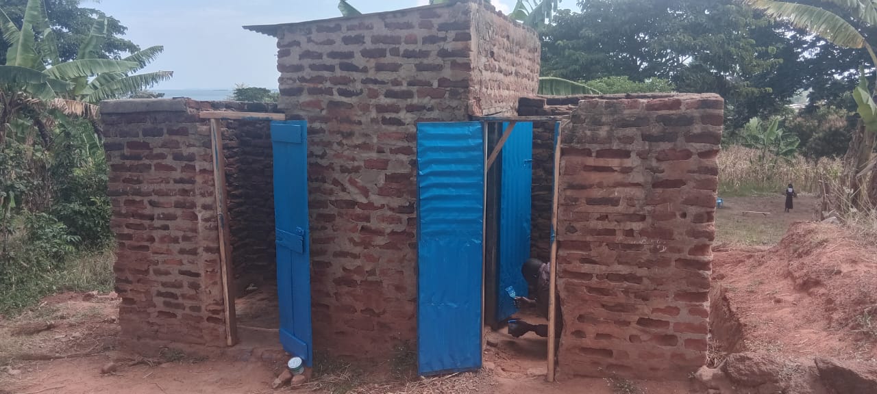 Gemauerte Toilettenkabinen mit neuen blauen Türen