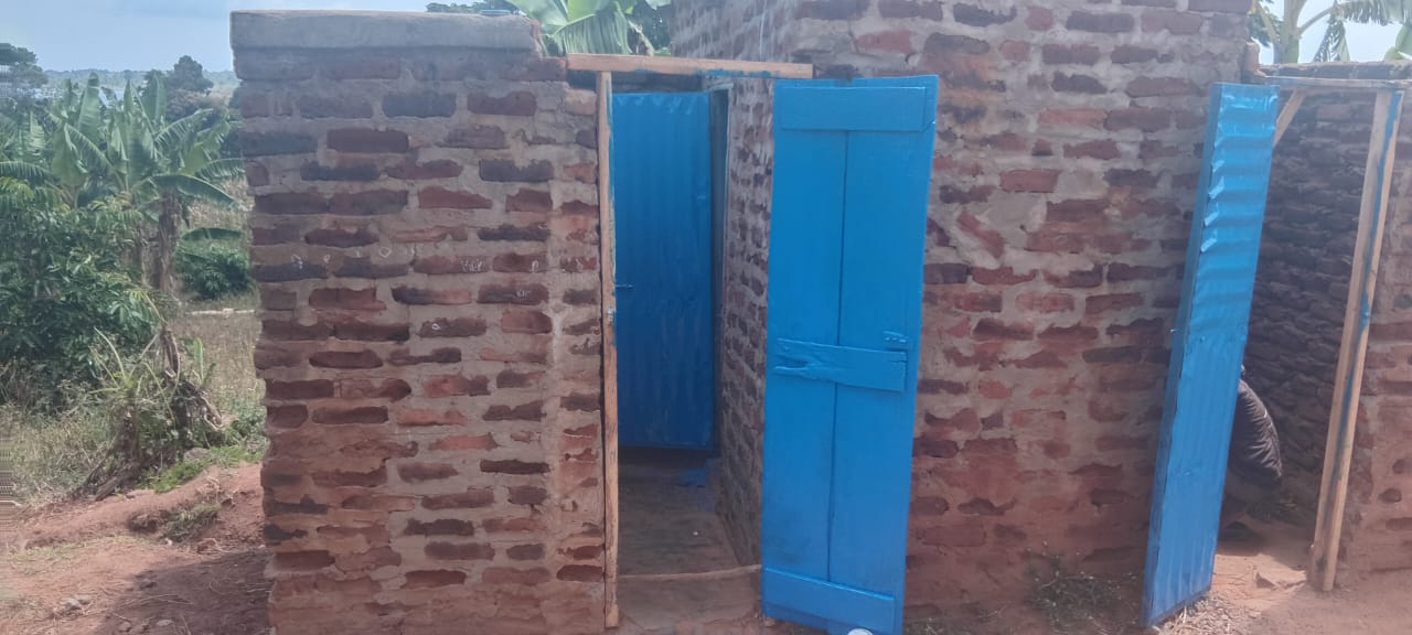 Nahaufnahme der neuen blauen Toilettentüren, eine steht offen