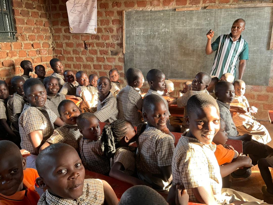 Volles Klassenzimmer, der Lehrer steht vorne an der Tafel